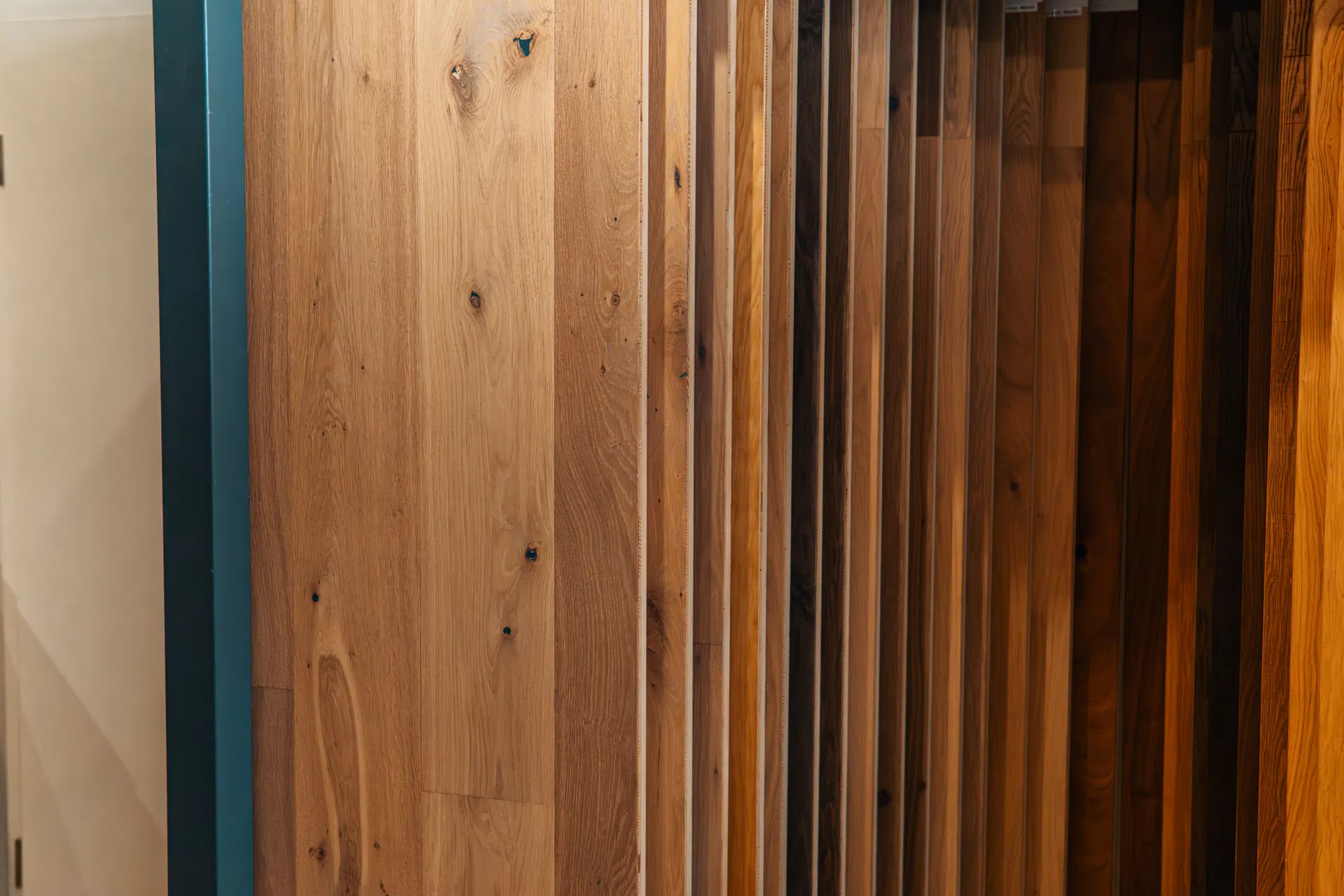 Showroom von Kramer Parkett mit Auswahl an Bodenbelägen