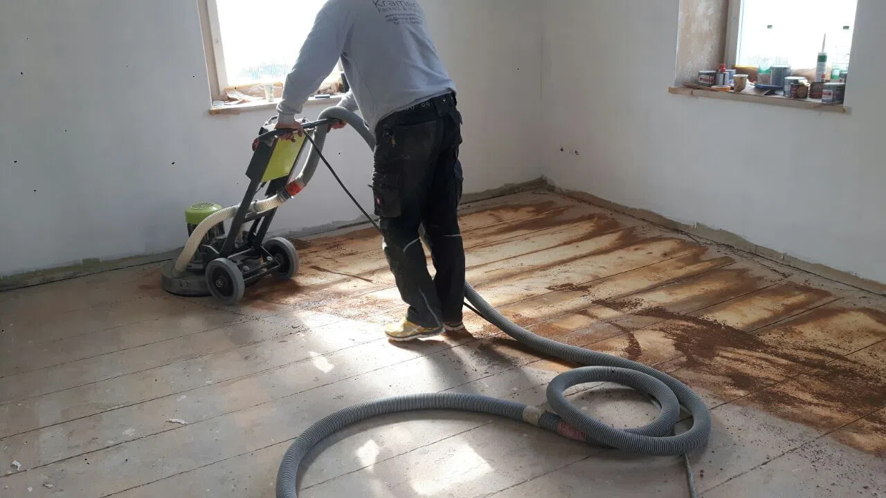 Renovierter Parkettboden mit aufgearbeiteter Oberfläche