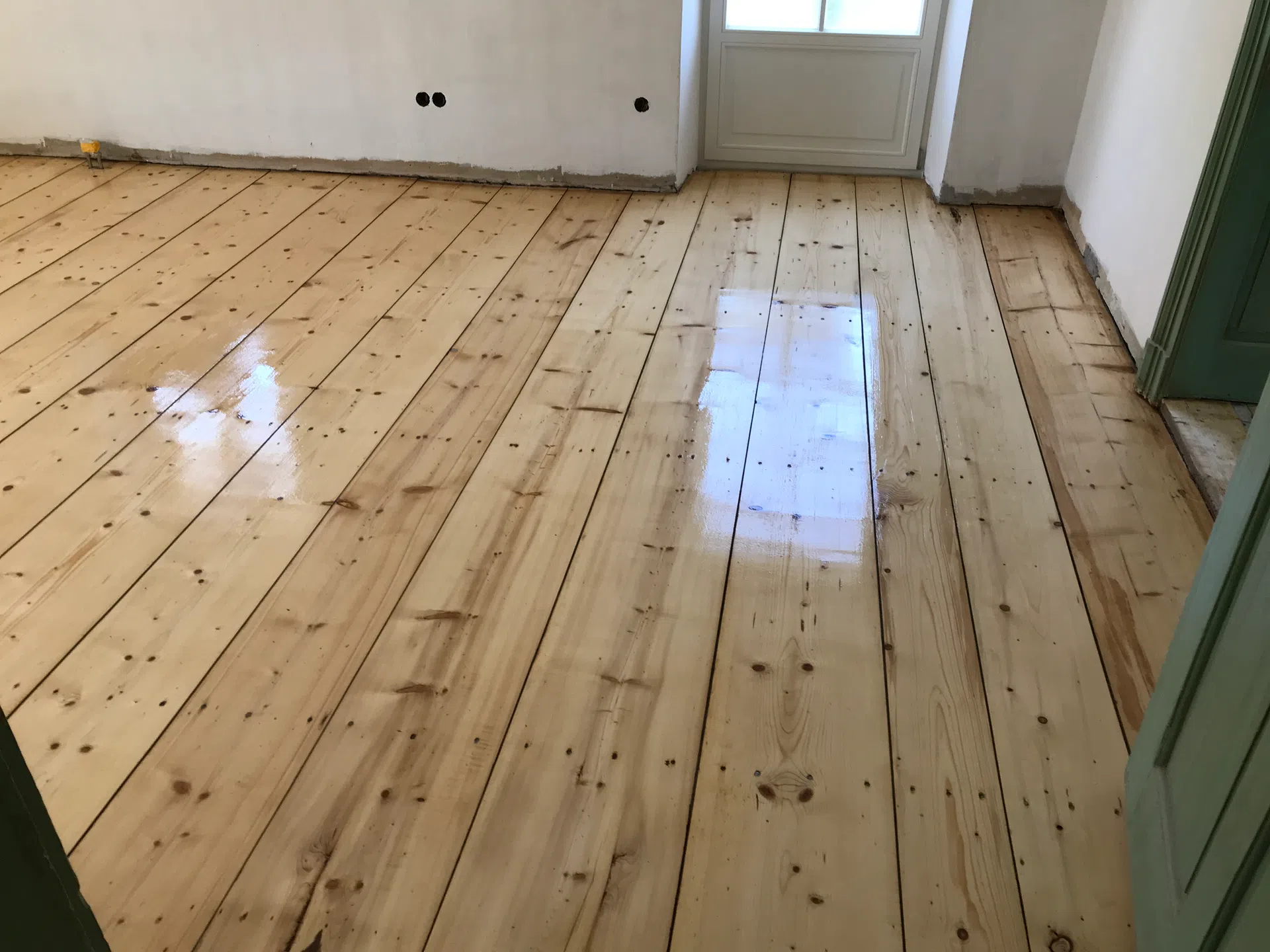 Parkett schleifen und bestehende Oberfläche für Renovierung vorbereiten