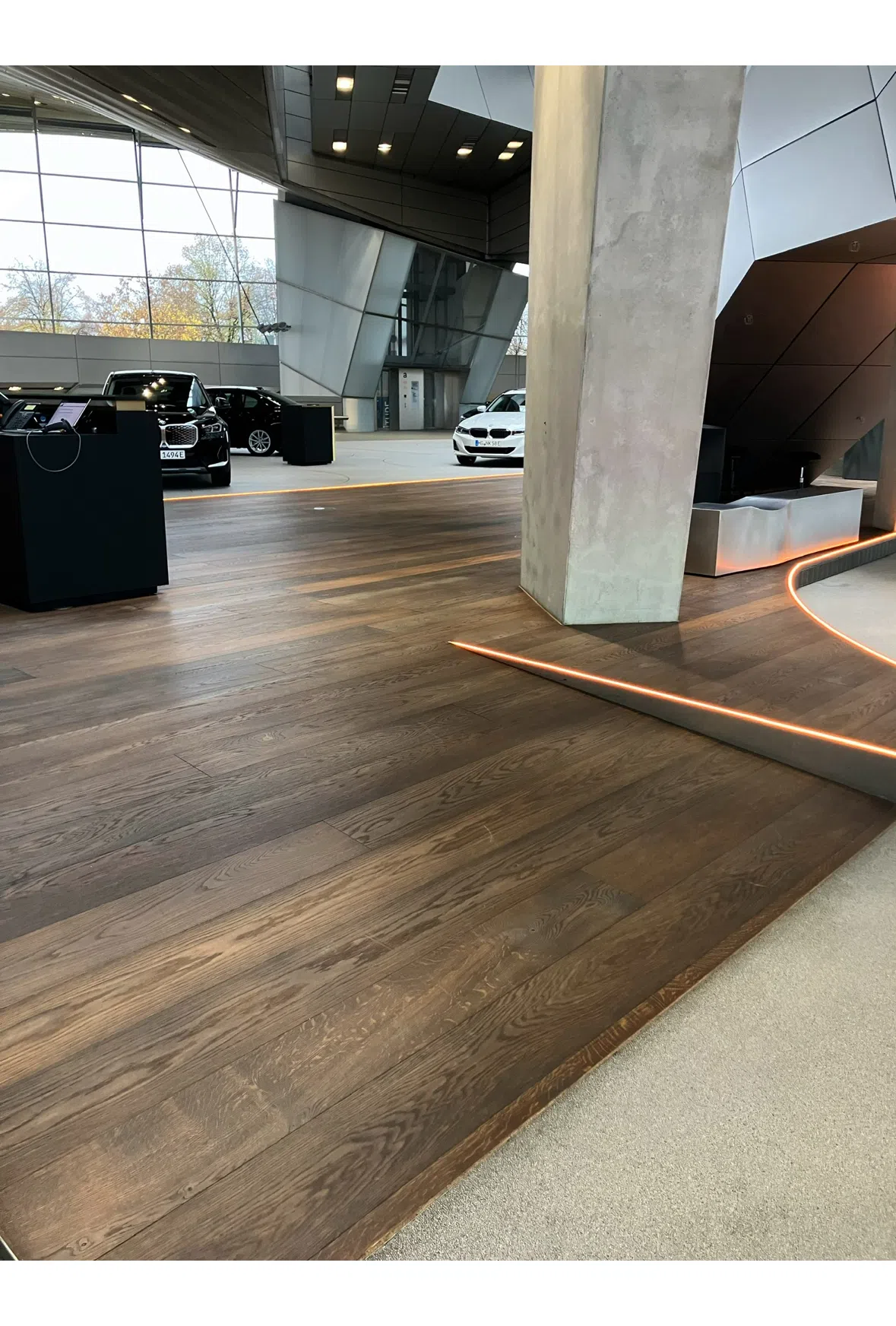 BMW Welt Parkett Reparatur mit neu gebürsteter und geölter Oberfläche von Kramer Parkett - Bild 1