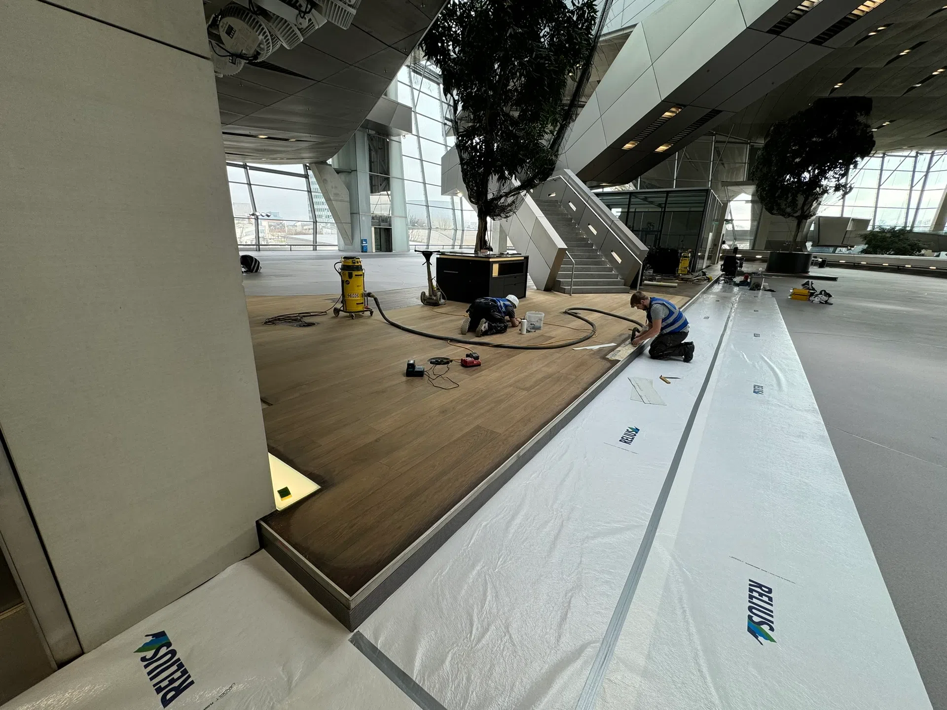 BMW Welt Parkett Reparatur mit neu gebürsteter und geölter Oberfläche von Kramer Parkett - Bild 6