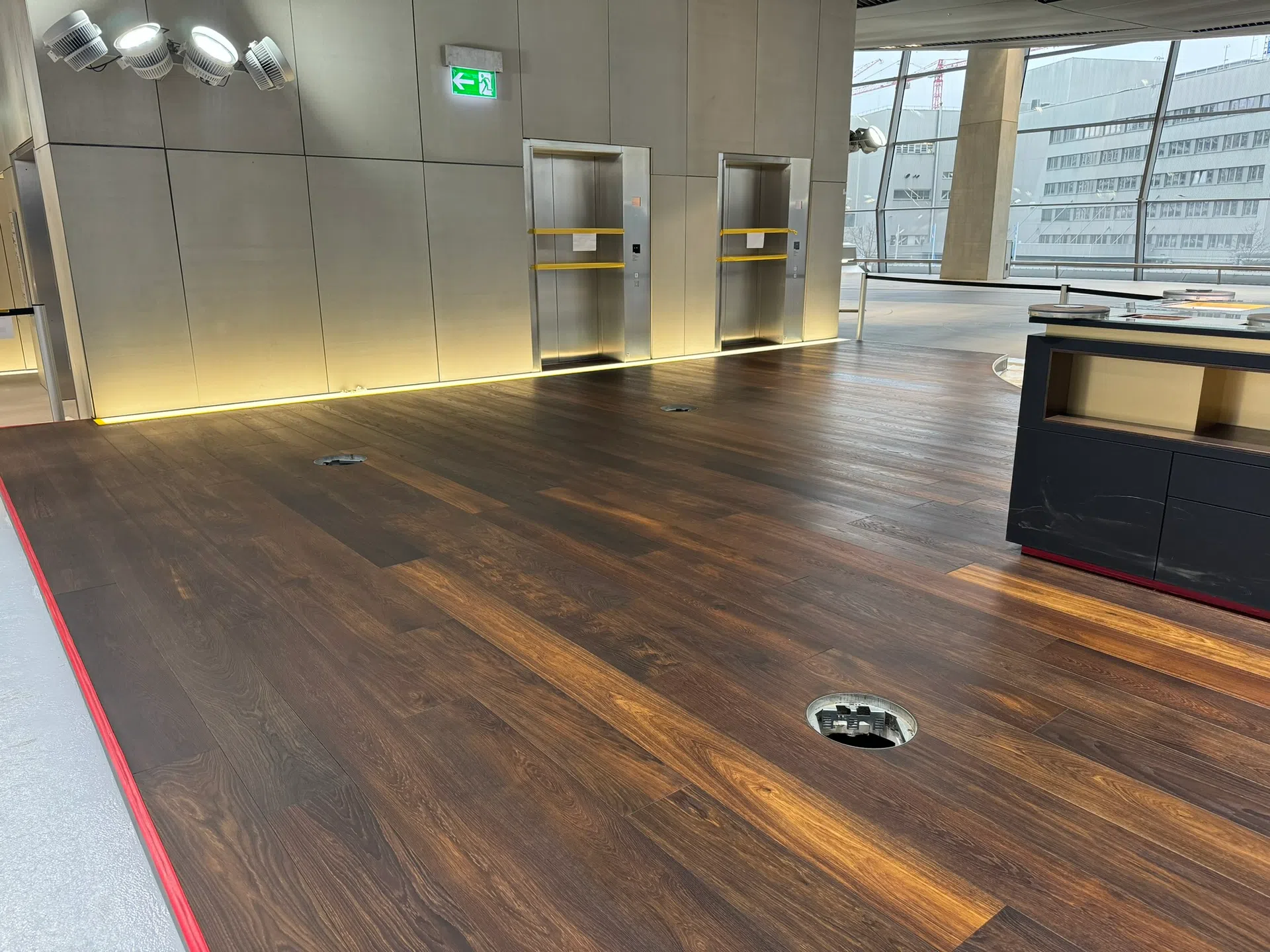 BMW Welt Parkett Reparatur mit neu gebürsteter und geölter Oberfläche von Kramer Parkett - Bild 9