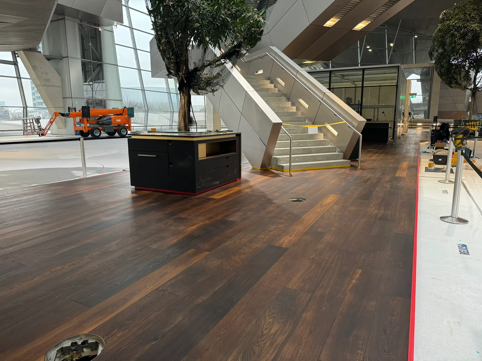 BMW Welt Parkett Reparatur mit neu gebürsteter und geölter Oberfläche von Kramer Parkett - Bild 10