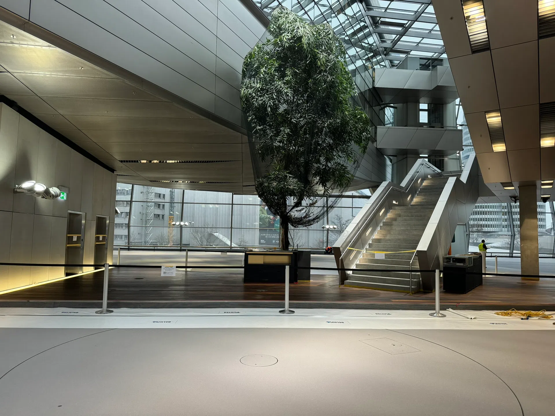 BMW Welt Parkett Reparatur mit neu gebürsteter und geölter Oberfläche von Kramer Parkett