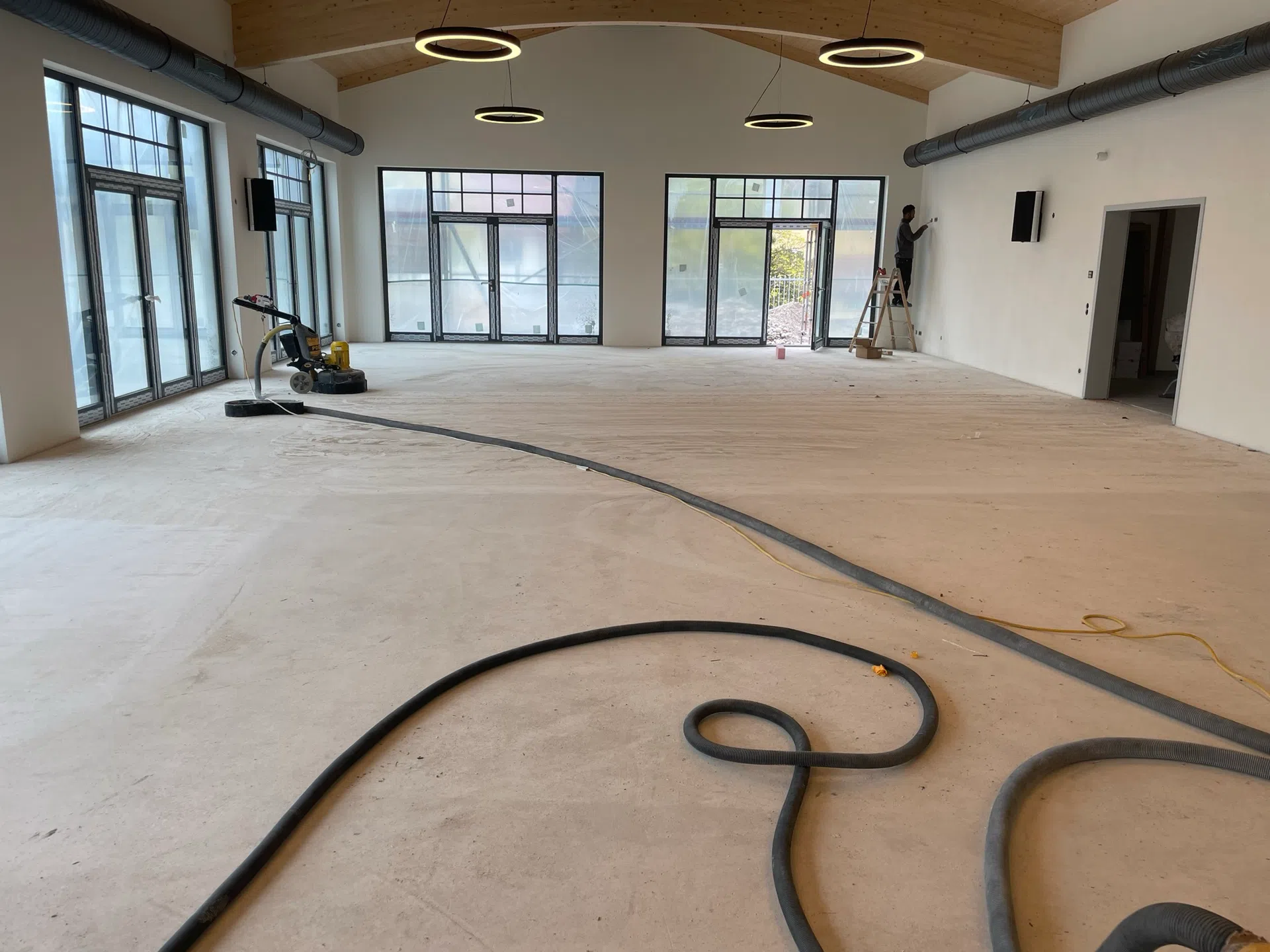 Neubau Saal Gasthof Kampenwand in Bernau von Kramer Parkett - Bild 1