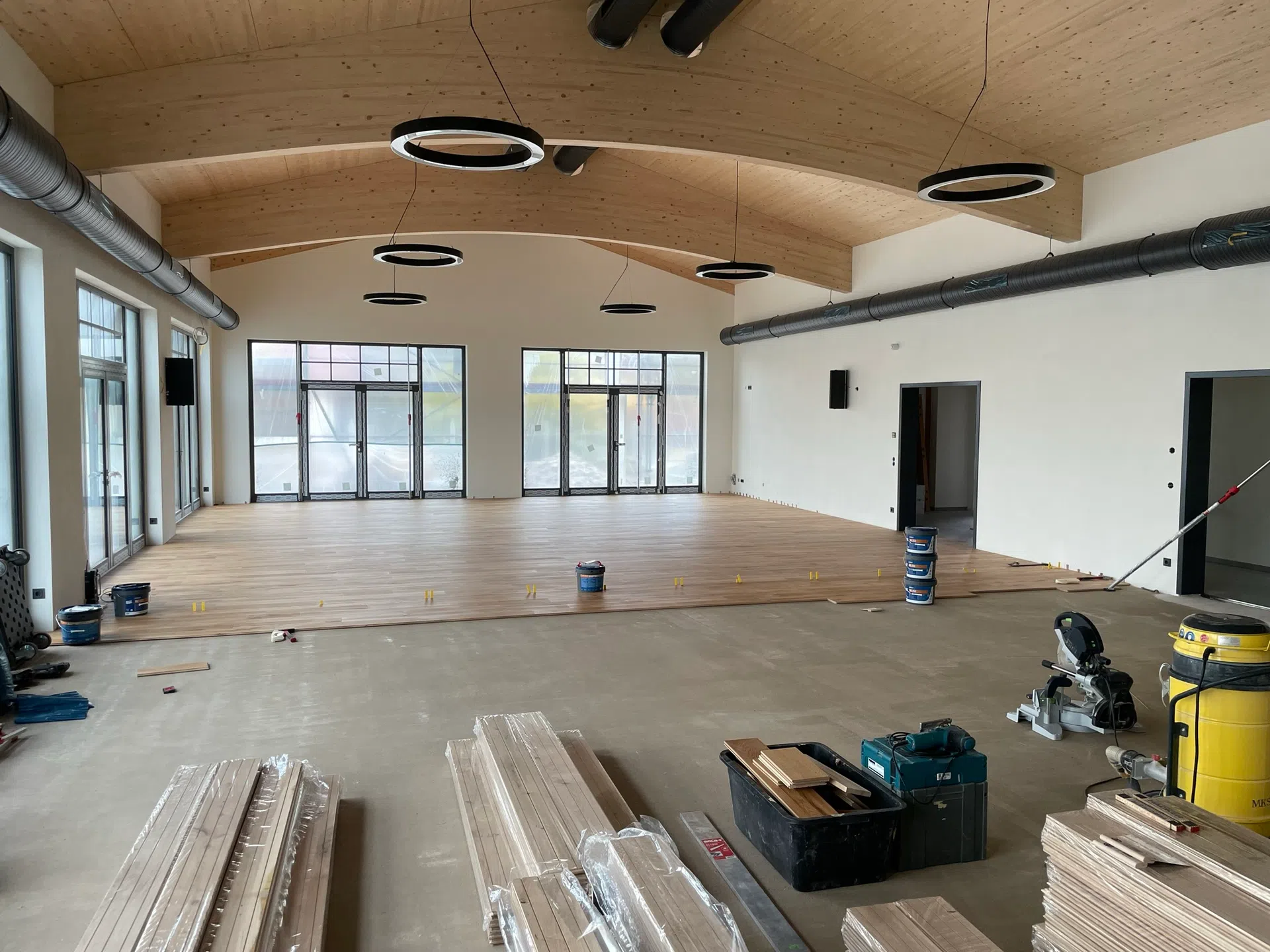 Neubau Saal Gasthof Kampenwand in Bernau von Kramer Parkett - Bild 6