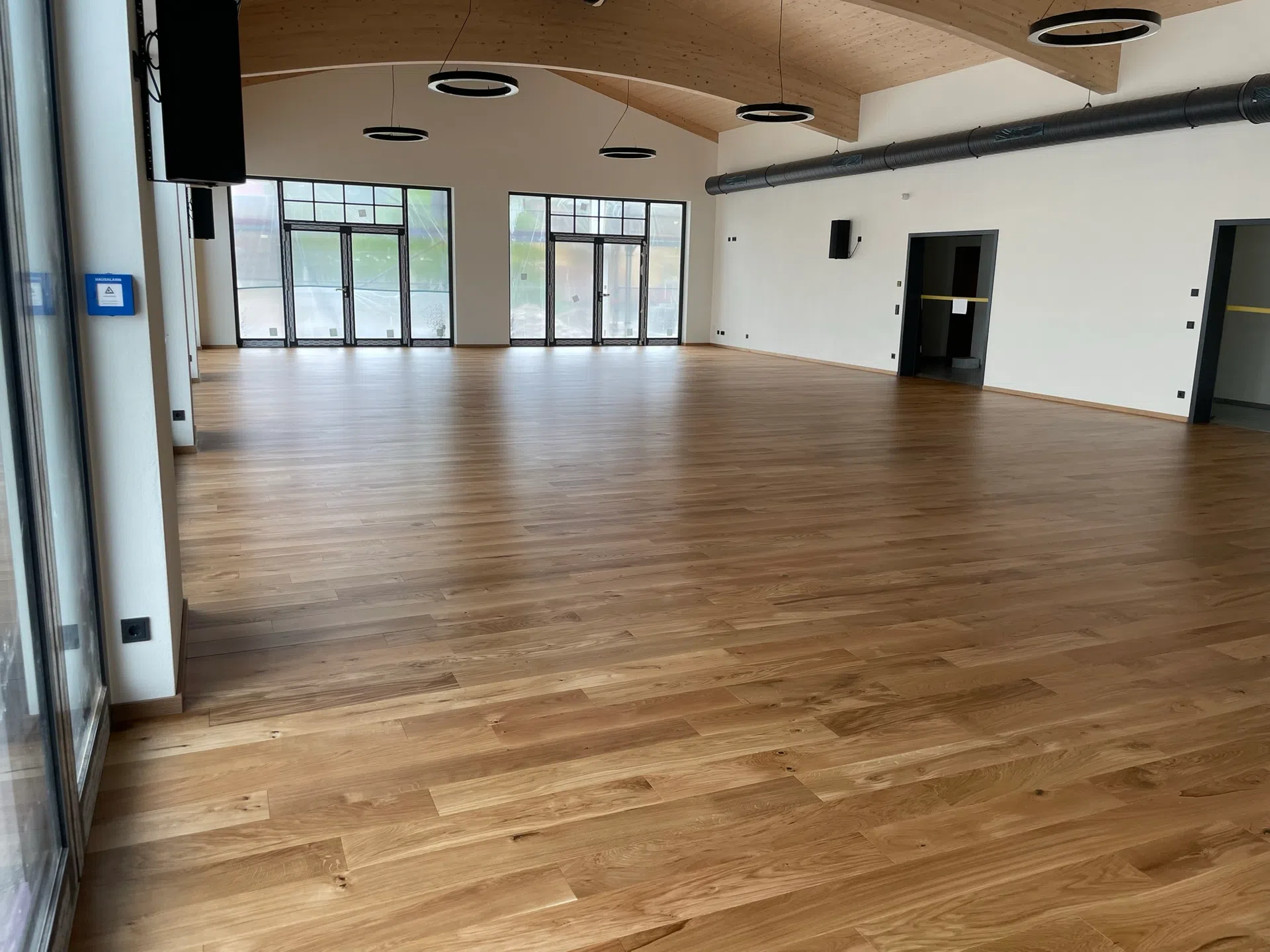 Neubau Saal Gasthof Kampenwand in Bernau von Kramer Parkett - Bild 9