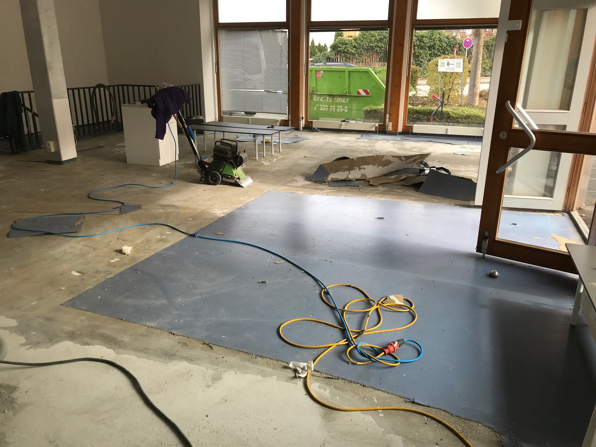 Vinylarbeiten bei Amazing Brautmoden von Kramer Parkett - Bild 1