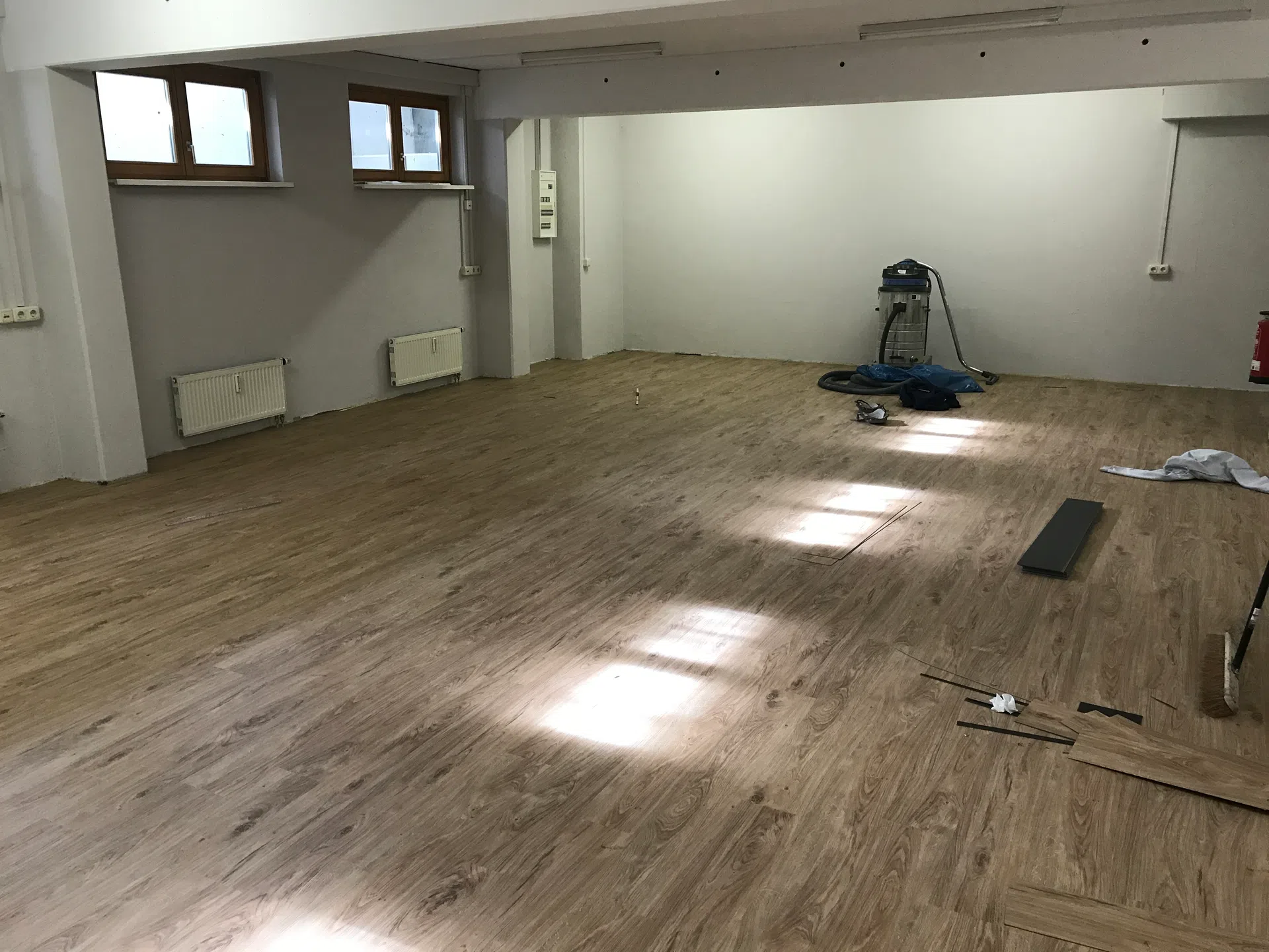 Vinylarbeiten bei Amazing Brautmoden von Kramer Parkett - Bild 10